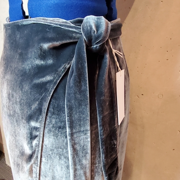 Reformation Amberleigh Gray Velvet Wrap Skirt – Size Small, NWT - Picture 5 of 7